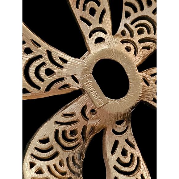 Vintage CROWN TRIFARI GOLD PLATED WHITE CABOCHON ENAMEL LACE RIBBON BOW BROOCH - Picture 11 of 11